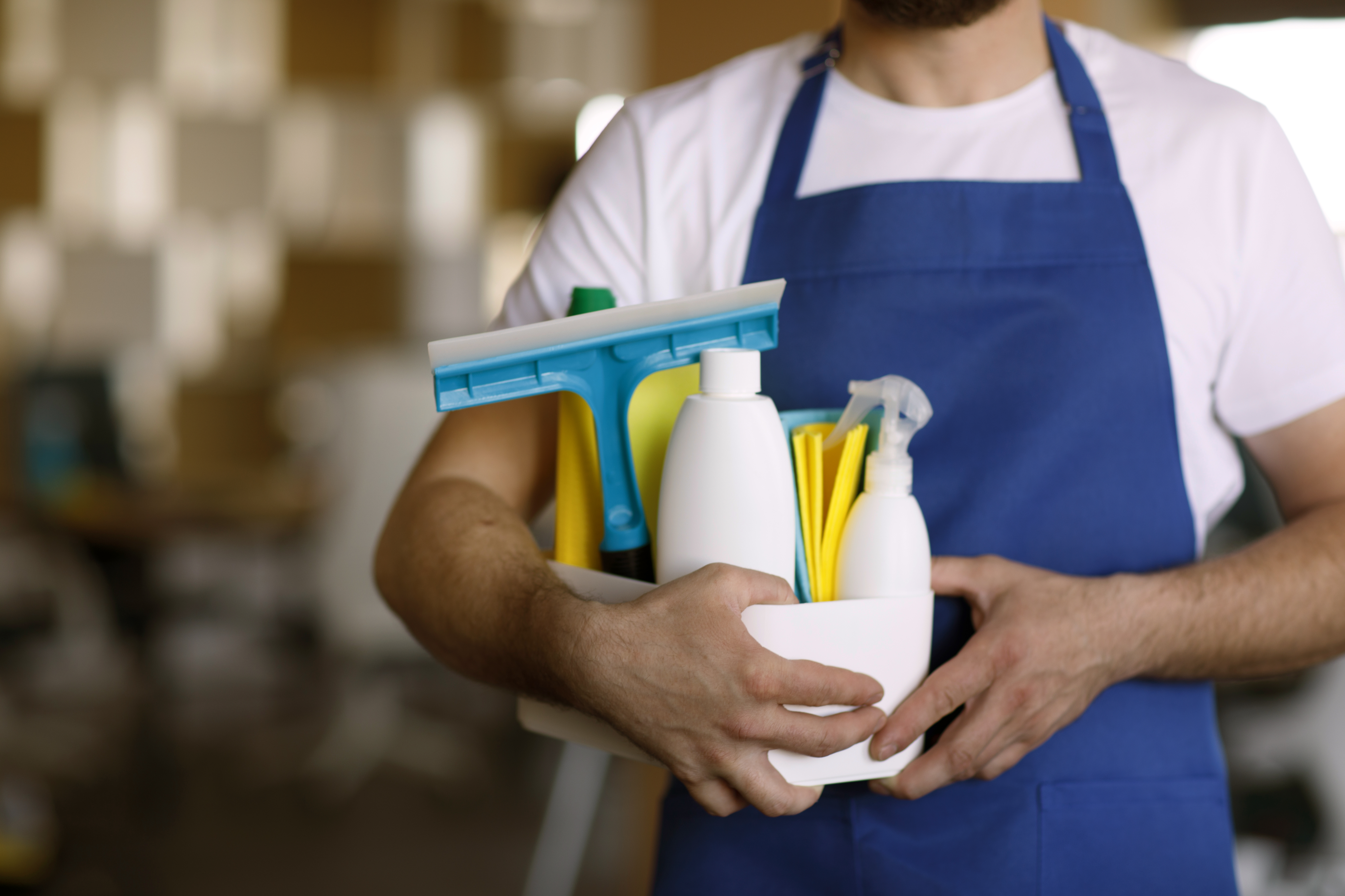 Leistungen view professional cleaning service person holding supplies